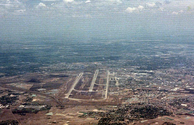 1975: Farewell Vietnam - Saigon airport during the last days.